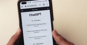 Página do ChatGPT aberta em um smartphone