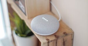 Alto-falante inteligente com assistente de voz sobre uma mesa