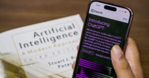 Pessoa segurando smartphone com o ChatGPT aberto