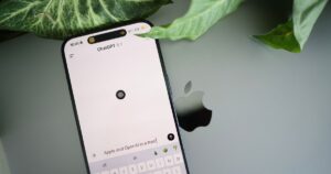 Tela de smartphone exibindo o aplicativo ChatGPT em close