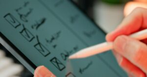 Mãos preenchendo checklist digital com caneta stylus