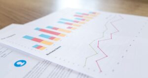 Relatório impresso com gráficos de crescimento e análise