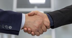 Aperto de mãos entre parceiros de negócio