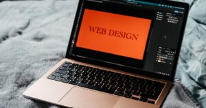 Notebook aberto exibindo tela de desenvolvimento de um site