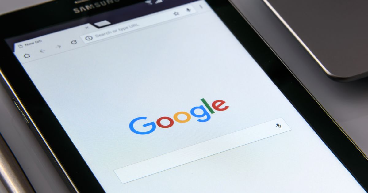 Tablet exibindo a página inicial de busca do Google em close