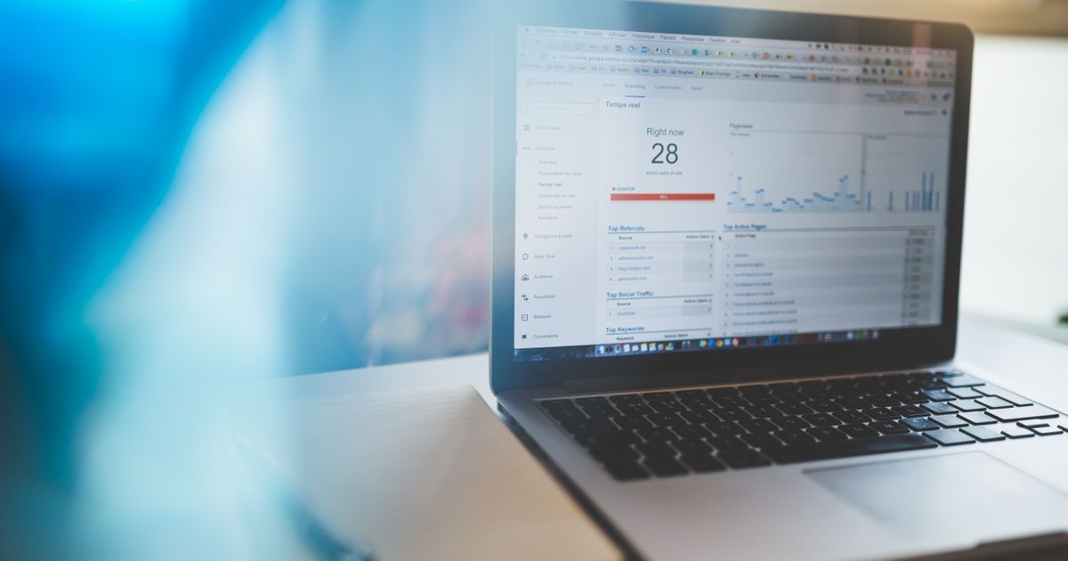 Notebook exibindo painel de análise de tráfego com gráfico de linha