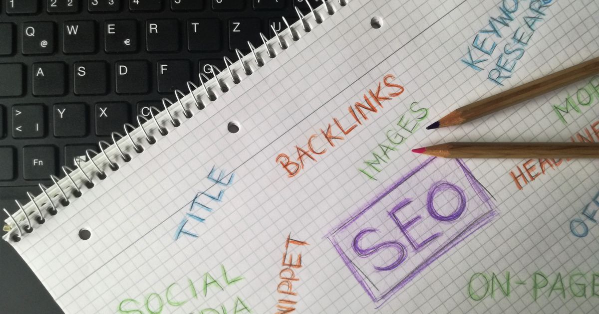 Caderno com anotações manuscritas de SEO: backlinks, palavras-chave, on-page e conteúdo