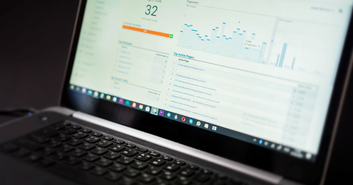 Notebook exibindo painel de análise de dados com gráficos e tabelas