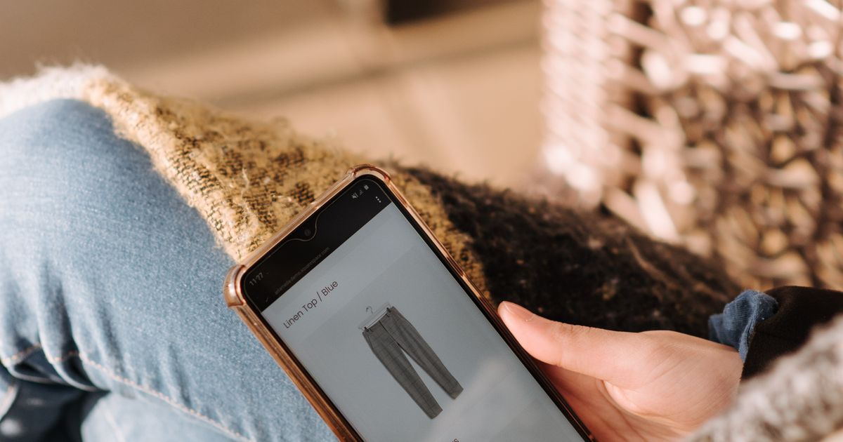 Mulher escolhendo produtos em loja virtual pelo celular