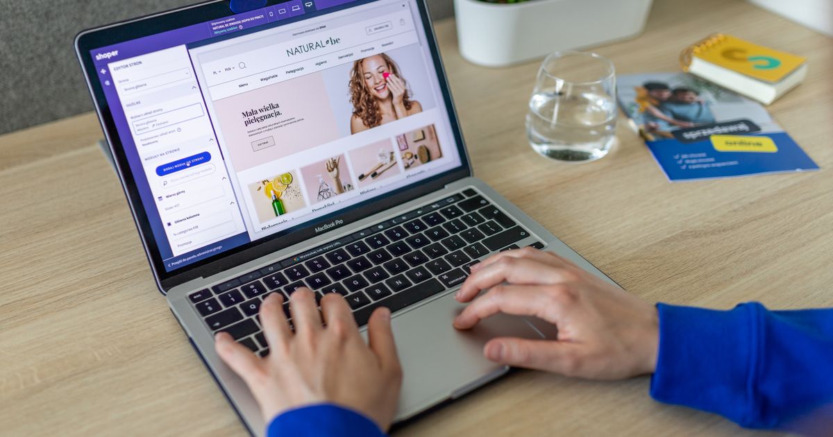Notebook exibindo o editor de uma loja virtual sobre mesa de trabalho