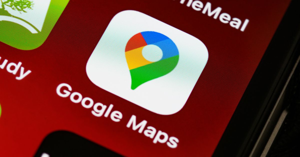 Ícone do Google Maps em destaque na tela de um celular